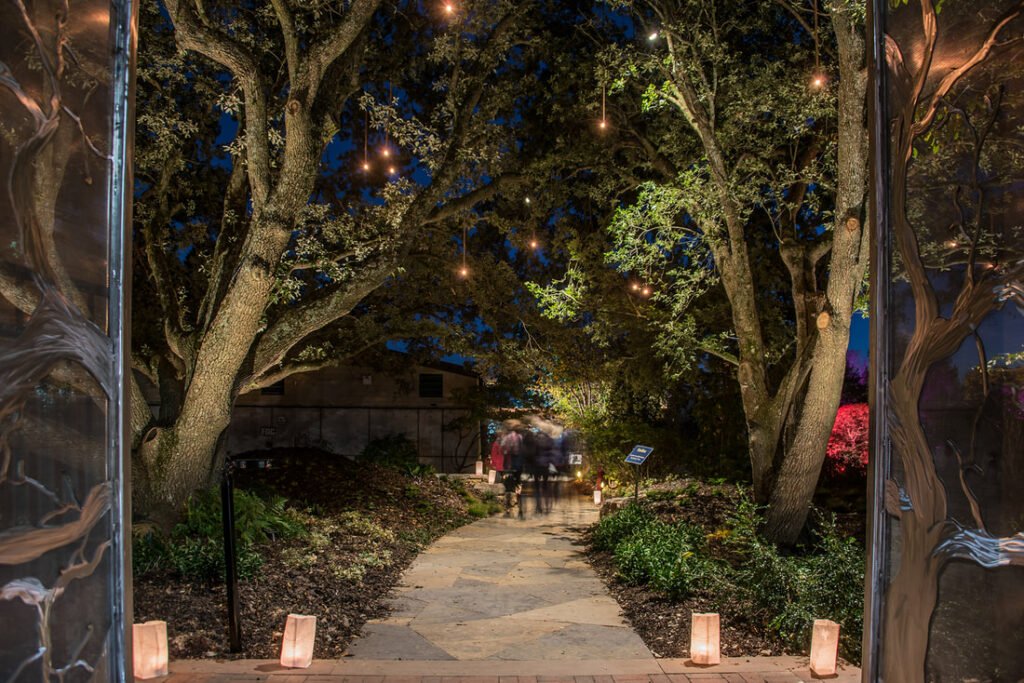 Commercial path lighting